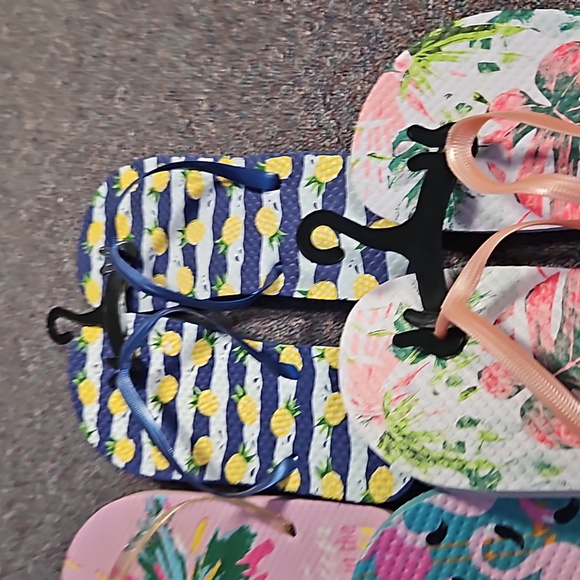 6 pair of flip flops size 9 - Picture 4 of 4